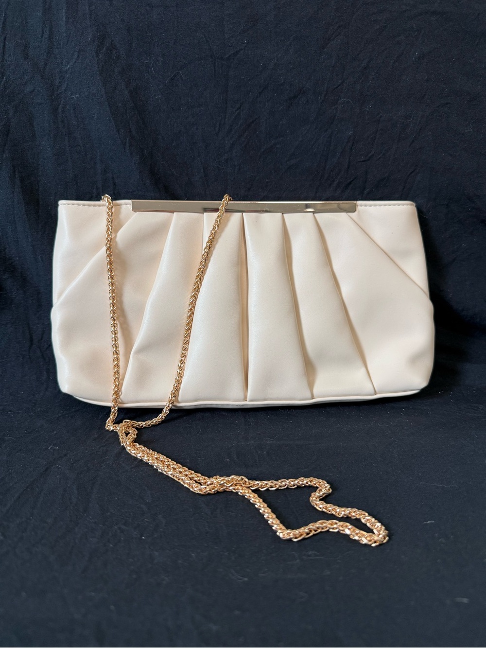Elegant Cream Faux Leather Pleated Clutch/Shoulder Bag with Chain - Picture 2 of 7